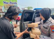 Polwan Polres Pasuruan Berbagi Nasi Kotak dalam Giat Rutin “Jumat Berkah