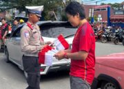 Satlantas Polresta Mamuju dan Komunitas Joker Max Bagikan Bendera Merah Putih