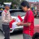 Satlantas Polresta Mamuju dan Komunitas Joker Max Bagikan Bendera Merah Putih