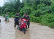 Bhabinkamtibmas Polsek Bambalamotu Hadang Banjir, Atur Lalu Lintas Demi Keselamatan Warga