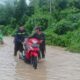 Bhabinkamtibmas Polsek Bambalamotu Hadang Banjir, Atur Lalu Lintas Demi Keselamatan Warga