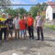 Cegah Kerusakan Jalan dan Konflik Warga, Bhabinkamtibmas Bersama Aparat Desa Pasang Palang Pembatas di Dusun Tawelauro