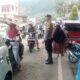 Polsek Pamboang Gelar Patroli dan Pengaturan Lalu Lintas di Pasar Tumpah Desa Tinambung