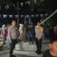 Personel Polsek Sendana Amankan Malam Pesta Rakyat Sandeq Silumba 2025 di Pantai Banua Sendana