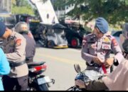 Jelang Kemerdekaan RI ke-80, Brimob Polda Metro Bagikan Ribuan Bendera Merah Putih