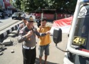 Sambut HUT ke-80 RI, Satlantas Polres Gowa Bagikan Bendera Merah Putih dan Bunga kepada Pengendara