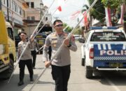 Aksi Unik Polres Gowa, Jalan Kaki Masuk Gang untuk Bagikan Bendera ke Warga
