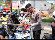 Kapolres Gowa Turun Langsung Bagikan dan Pasang Bendera di Perbatasan Gowa – Makassar