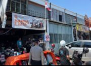 Unit Turjawali Perintis Presisi Samapta Polres Gowa Bagikan dan Pasang Bendera Merah Putih Saat Patroli Dialogis