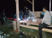 Menjaga Wilayah Binaan Tetap Kondusif Bhabinkamtibmas Polsek Sarudu Ronda Malam Bersama Warga Desa