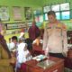 Kapolsek Sendana Kawal Penyaluran Makanan Bergizi Gratis di SPPG Majene Sendana Limbua