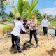 Bhabinkamtibmas Polsek Polewali Hadiri Penanaman Pohon Kelapa Dukung Ketahanan Pangan Nasional
