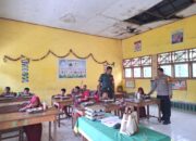 Bhabinkamtibmas Polsek Pamboang dan Babinsa Pantau Pemberian Makan Bergizi Gratis di Desa Adolang Dhua
