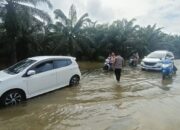 Bhabinkamtibmas Pasangkayu Sigap Atur Lalin di Tengah Luapan Air Jalan Poros Pajalele