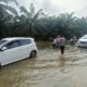 Bhabinkamtibmas Pasangkayu Sigap Atur Lalin di Tengah Luapan Air Jalan Poros Pajalele