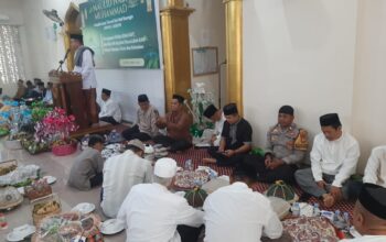 Pupuk Silaturrahmi, Bhabinkamtibmas Polsek Banggae Hadiri Peringatan Maulid Nabi di Masjid Jami Darul Maruf Baruga