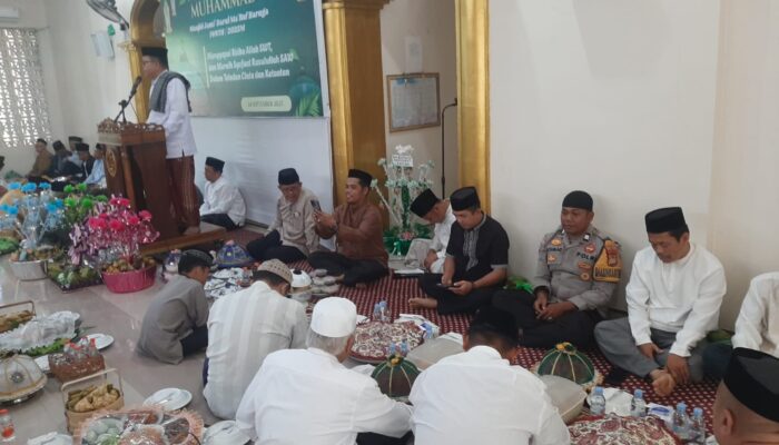Pupuk Silaturrahmi, Bhabinkamtibmas Polsek Banggae Hadiri Peringatan Maulid Nabi di Masjid Jami Darul Maruf Baruga