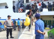 Satpolair Polres Majene Amankan Bongkar Muat KM Sabuk Nusantara 93 di Pelabuhan Palipi