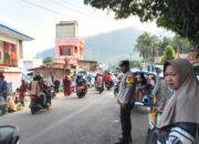 Padat Pengunjung, Polsek Pamboang Terjunkan Personel Urai Kemacetan di Pasar Tinambung