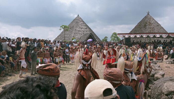Ribuan Warga Padati Ruteng Pu’u, Tradisi Caci Penti Menyihir Penonton