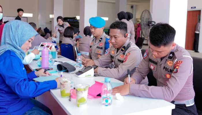 Kolaborasi Erat: Ditlantas Polda Sulbar dan RSUD Mamuju Gelar Bakti Kesehatan Gratis Semarakkan HUT Lalu Lintas ke-70