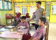 Bhabinkamtibmas Polsek Banggae Kawal Penyaluran Makanan Bergizi Gratis di SD Negeri 32 Barane