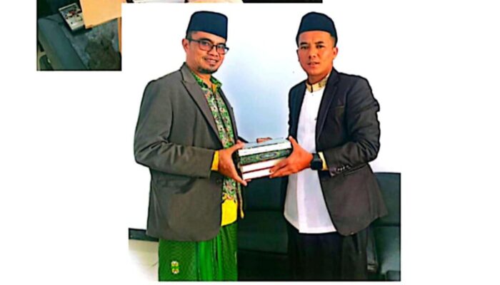 Peringati Hari Santri 2025, Kades Kalapanunggal Bagikan 1.000 Mushaf Al-Qur’an di Lapang Desa Bersama Santri dan Tokoh Masyarakat