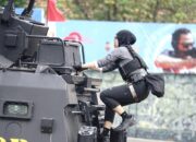 HUT Brimob ke 80 Polwan Polda Jatim Tampilkan Srikandi Challenge Penuh Adrenalin