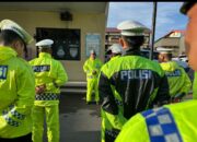 Pastikan Kesiapan Lapangan, Kasat Lantas Polres Gowa Cek Jas Hujan Anggota Saat Apel Pagi