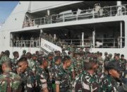 Ketabahan Keluarga Prajurit TNI Melepas KRI Teluk Palu – 523 di Dermaga Kodareal VI Berlayar Ke Medan Tugas