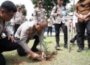 Kapolda Sulbar dan PJU Tanam Pohon di Mapolres Mamasa, Dukung Pelestarian Lingkungan dengan Manfaat Berkelanjutan