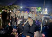 Kapolresta Mamuju Tunjukkan Polri Humanis, Bagikan Konsumsi ke Massa Aksi Mahasiswa dan PPPK Paruh Waktu