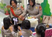 Tebar Senyum di Hari Pertama Sekolah, Polwan Polres Gowa Sambangi dan Berbagi Snack di TK Kemala Bhayangkari  Gowa 