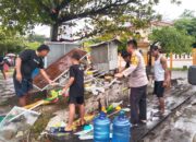 Bhabinkamtibmas Polsek Banggae Polres Majene, Sigap Bantu Pedagang Saat Angin Kencang