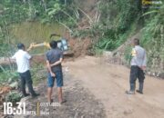 Bhabinkamtibmas Polsek Sumarorong Polres Mamasa Monitoring Pembersihan Tanah Longsor di Desa Matande