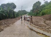 Bersama Warga, Bhabinkamtibmas Polsek Bambalamotu Polres Pasangkayu Tangani Tanah Longsor di Dusun Ujuna Baru
