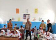 Bhabinkamtibmas Polsek Malunda Polres Majene Kawal Penyaluran MBG untuk Siswa SD Negeri 03 Mosso