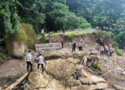 Brimob Polda Sulsel Bangun Jembatan Darurat di Barru