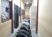 Jeruji Tak Membatasi Iman: Tahanan Polres Gowa Khusyuk Menunaikan Shalat Dzuhur Berjamaah
