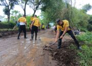 Polsek Winongan Bersama Warga Gelar Bakti Sosial Bersihkan Lumpur Pascabanjir di Desa Prodo