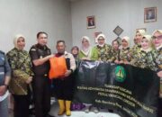 Wakil Kepala Kejati Jabar Salurkan Bantuan Sosial bagi Korban Banjir Bandang dan Longsor di Bandung Barat