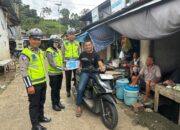 Polantas Polda Sulbar Gencarkan Sosialisasi dan Bagikan Brosur Tertib Berlalu Lintas