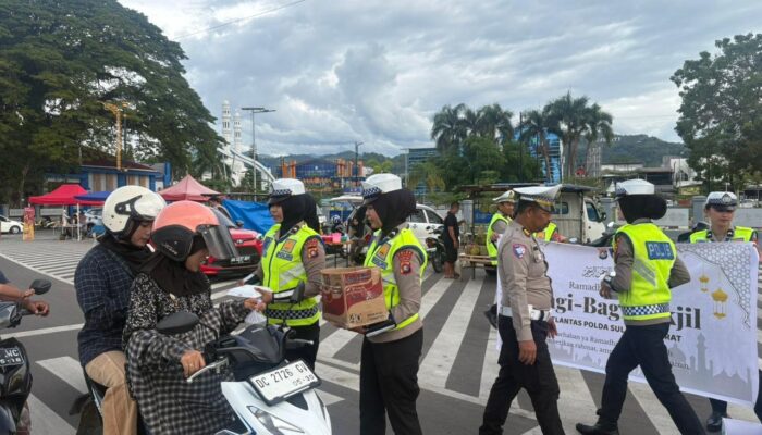 Berkah Ramadhan, Ditlantas Polda Sulbar Padukan Kampanye Keselamatan dan Bagi Takjil