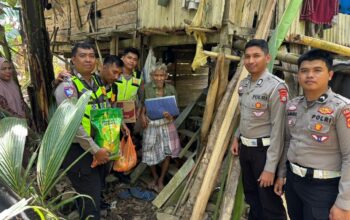 Peduli Korban Kebakaran, Ditlantas Polda Sulbar Sambangi Kakek Rasil di Polman Lewat Program Polantas Mappatulung