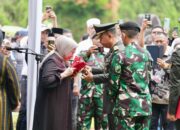 Momen Haru Hj. Fatmawati Salim Terima Lipatan Merah Putih Usai Upacara Pemakaman Militer