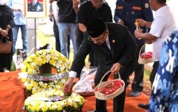 Penuh Haru, Gubernur Sulbar Suhardi Duka Jadi Inspektur Upacara Persemayaman Salim S Mengga