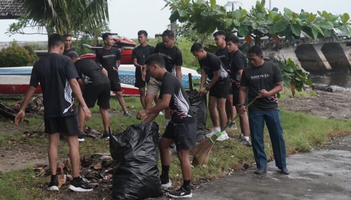 Wujudkan Instruksi Presiden, Prajurit Kodaeral VI Konsisten Jaga Kebersihan Pantai Jalaria