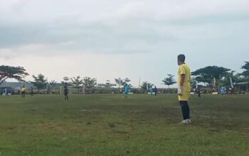 Gelar Acara Turnamen Pertandingan Sepak Bola Antar Klub Meteor FC Melawan Klub Zura FC Di Sumber Gayam Kragan Kabupaten Rembang