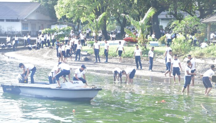 Ratusan Personel Kodaeral VI Bersatu Bersihkan Pantai Jalaria, TNI AL Wujudkan Indonesia ASRI dari Pesisir