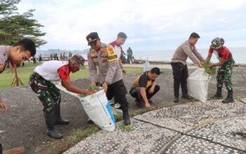 Polres Pasangkayu Bersama TNI, Forkopimda dan Pelajar Gotong Royong Bersihkan Pantai Anjungan Pasangkayu